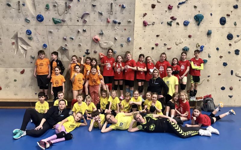 Děti z volejbalové přípravky Lokomotiva Fosfa Břeclav sbíraly další zápasové zkušenosti i medaile