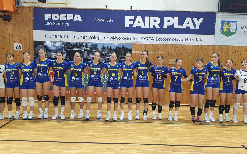 Volejbalistky týmů Fosfa Lokomotiva Břeclav slaví úspěch na domácím turnaji v úvodu nové sezóny