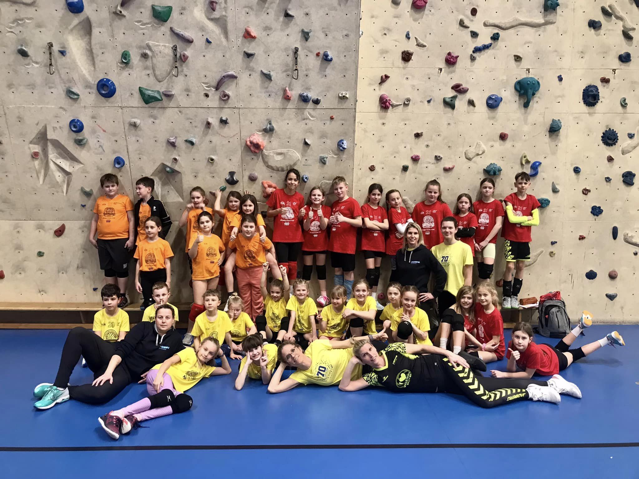 Děti z volejbalové přípravky Lokomotiva Fosfa Břeclav sbíraly další zápasové zkušenosti i medaile