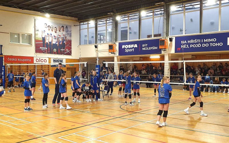 🔵 Modrý minivolejbal pod modrými bannery FAIR PLAY 🔵