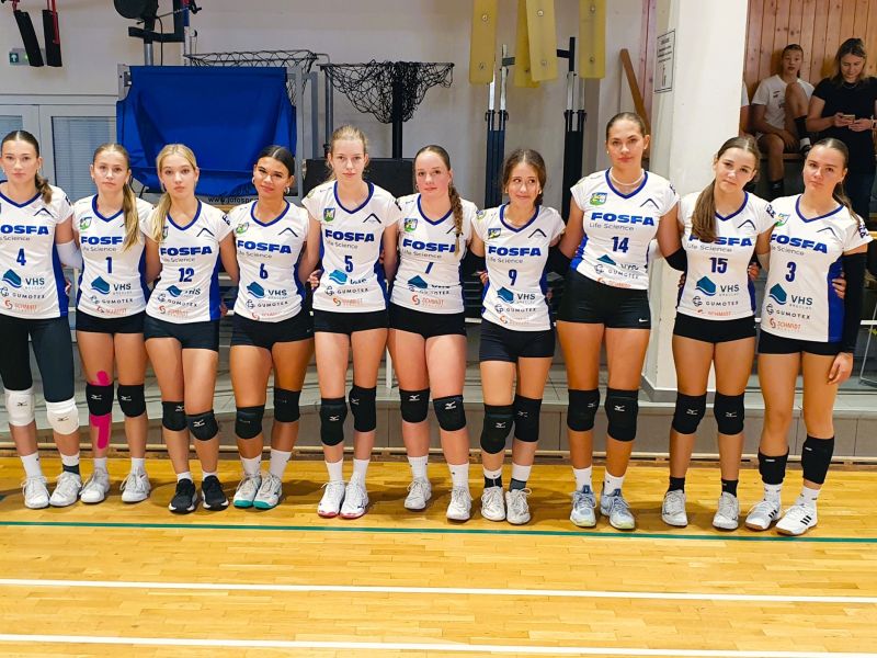 Volejbalistky týmů Fosfa Lokomotiva Břeclav slaví úspěch na domácím turnaji v úvodu nové sezóny