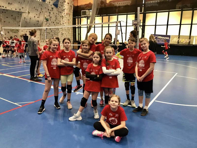 Děti z volejbalové přípravky Lokomotiva Fosfa Břeclav sbíraly další zápasové zkušenosti i medaile