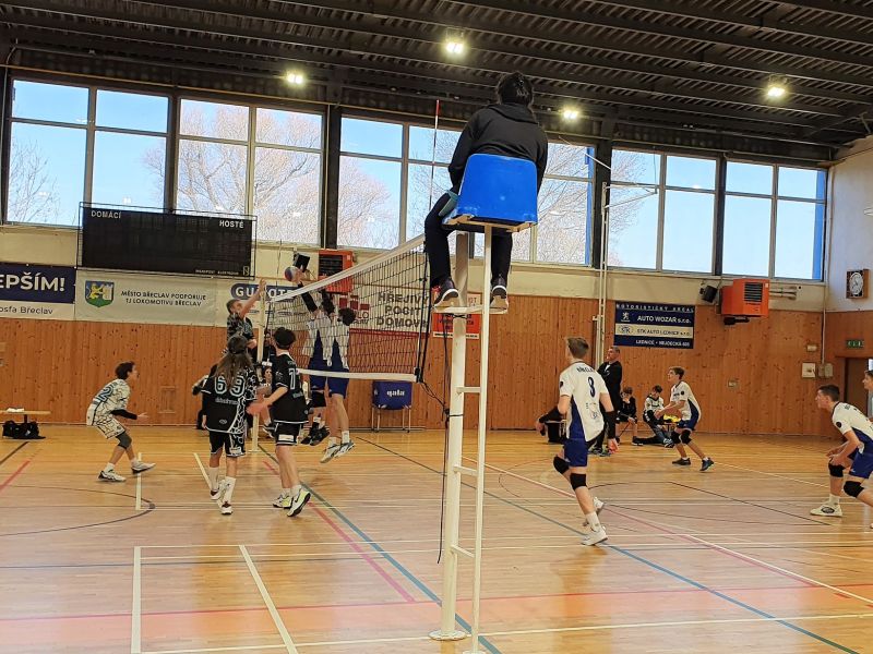 Žáci Lokomotivy Fosfa Břeclav hostili v sobotu 4. března osmé kolo krajského přeboru.