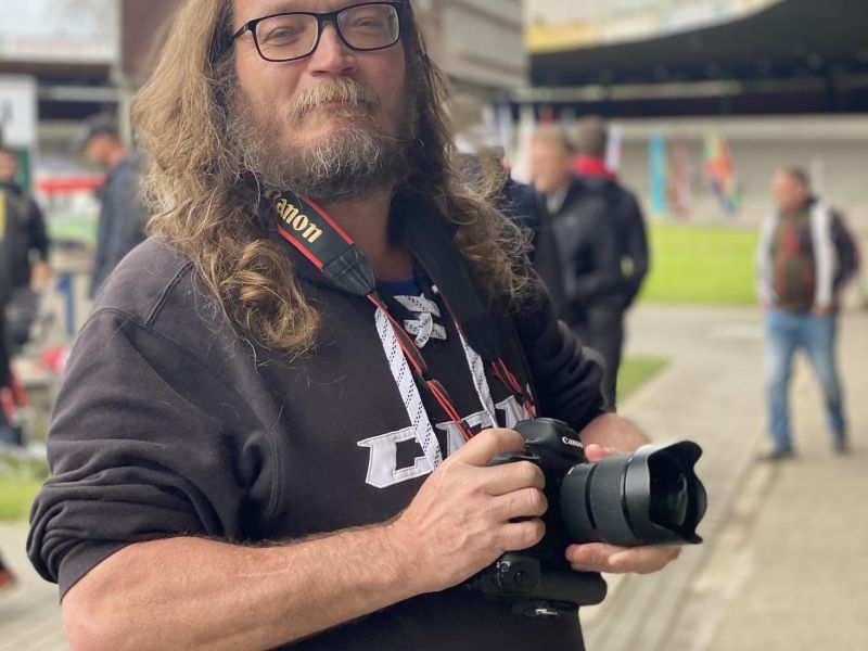 Profesionálové s teleobjektivem na zápasech volejbalové Lokomotivy