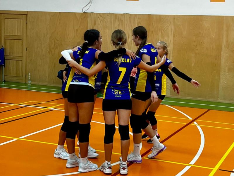 První zkušenost se šestkovým volejbalem pro děvčata z Fosfy Lokomotivy Břeclav🏐