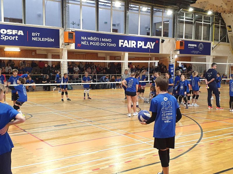 🔵 Modrý minivolejbal pod modrými bannery FAIR PLAY 🔵
