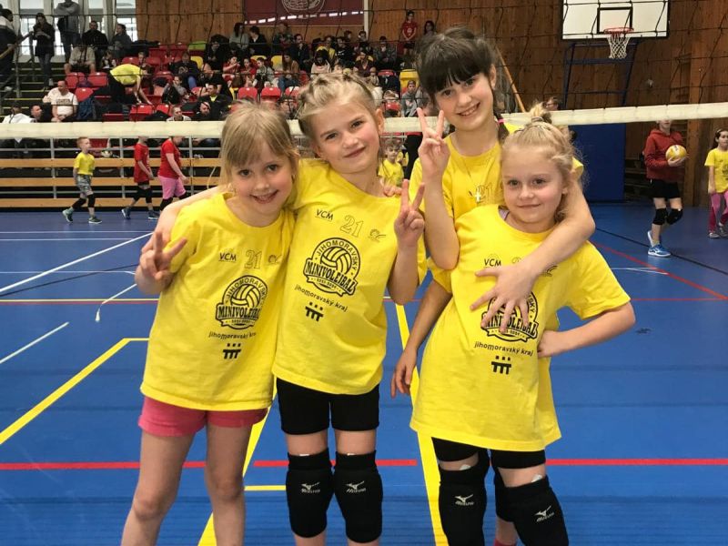Děti z volejbalové přípravky Lokomotiva Fosfa Břeclav sbíraly další zápasové zkušenosti i medaile