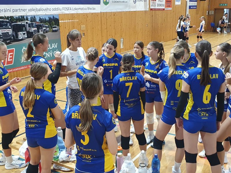 Volejbalistky týmů Fosfa Lokomotiva Břeclav slaví úspěch na domácím turnaji v úvodu nové sezóny