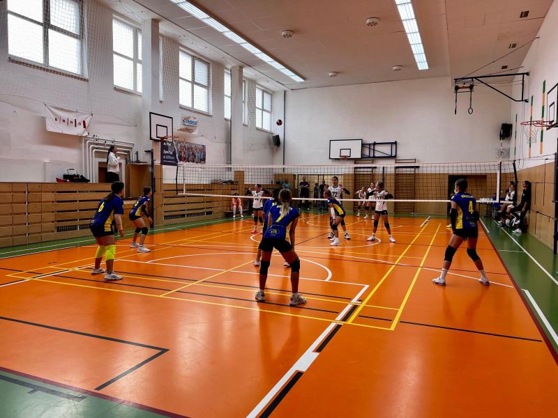 První zkušenost se šestkovým volejbalem pro děvčata z Fosfy Lokomotivy Břeclav🏐