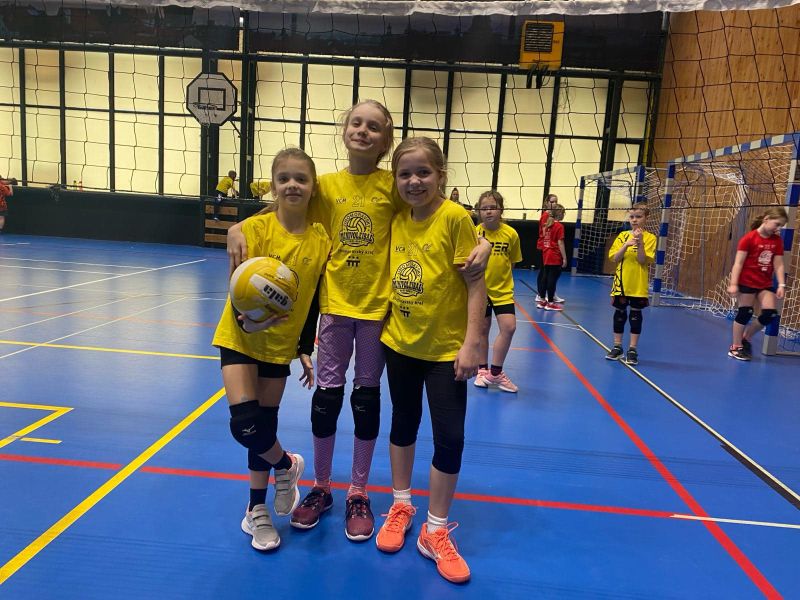 Děti z volejbalové přípravky Lokomotiva Fosfa Břeclav sbíraly další zápasové zkušenosti i medaile
