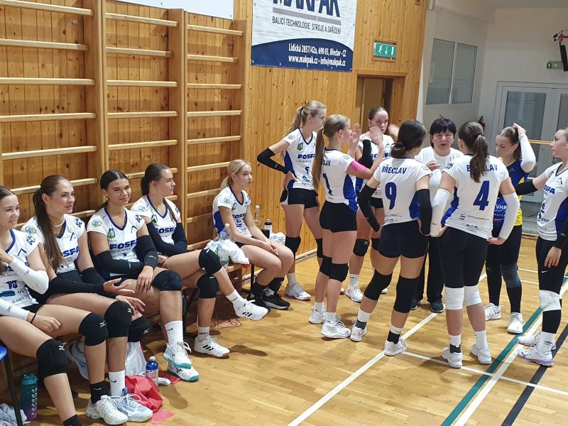 Volejbalistky týmů Fosfa Lokomotiva Břeclav slaví úspěch na domácím turnaji v úvodu nové sezóny