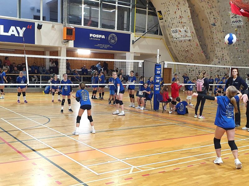 🔵 Modrý minivolejbal pod modrými bannery FAIR PLAY 🔵