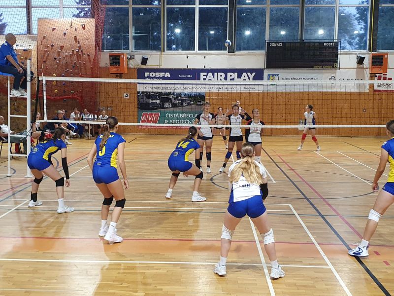 Volejbalistky týmů Fosfa Lokomotiva Břeclav slaví úspěch na domácím turnaji v úvodu nové sezóny